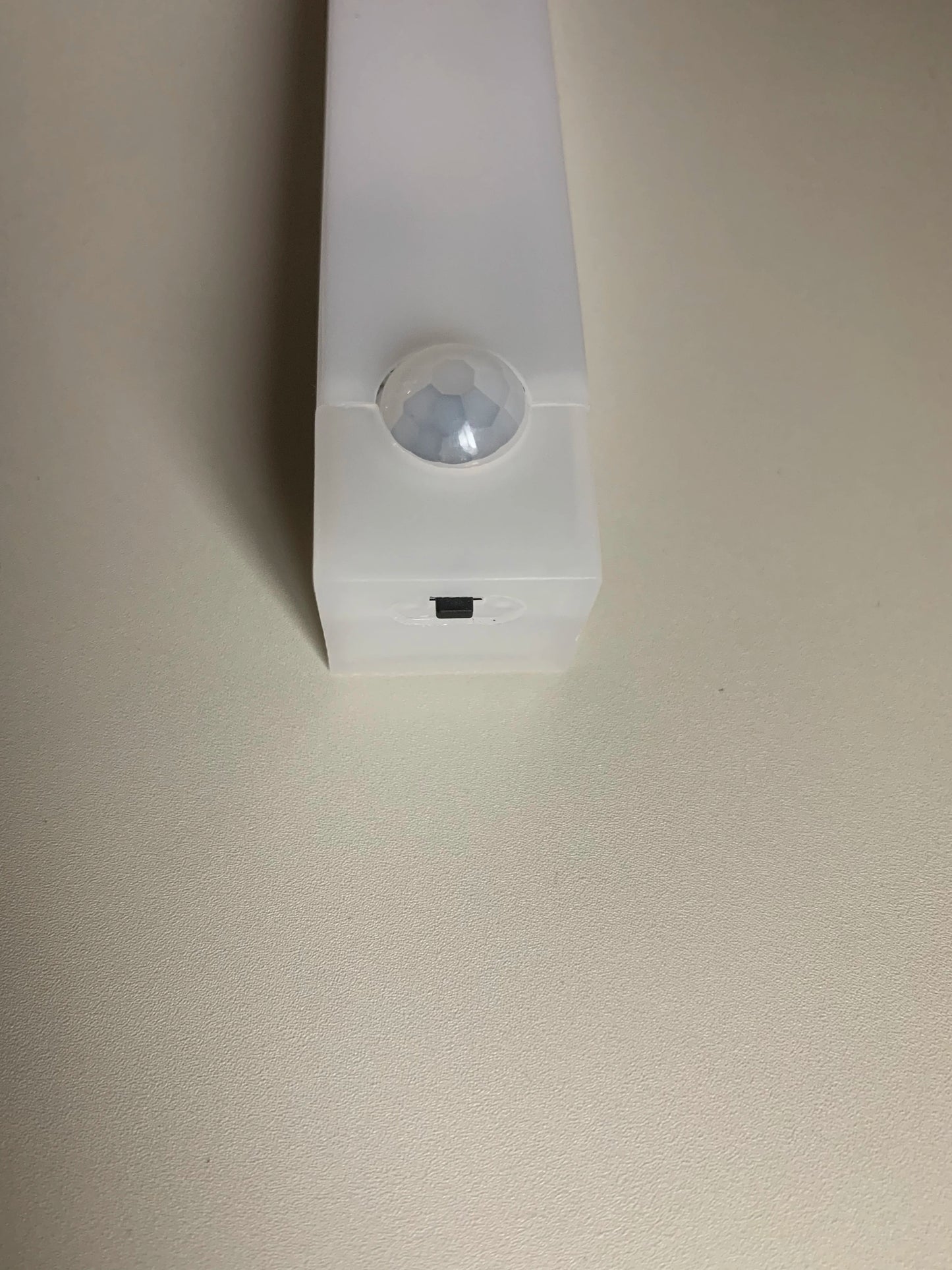 Veilleuse LED rechargeable avec détecteur de mouvement, sans fil, idéale pour une cuisine, une armoire, une table de chevet ou une barre lumineuse à induction